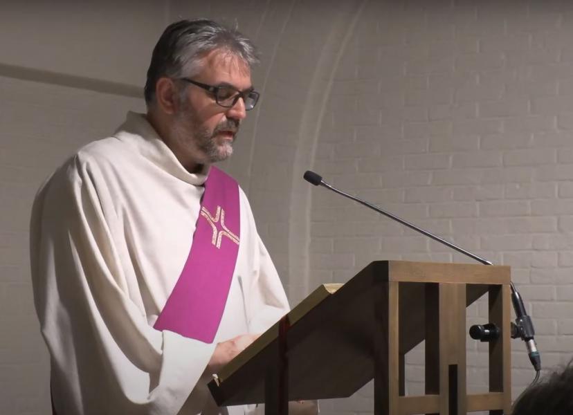 Diaken Geert De Cubber leest het evangelie. 