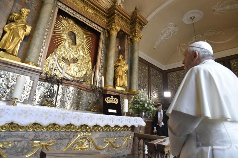 Pauselijk gebed bij de Icoon van de Moeder van Genade in Vilnius © Vatican Media