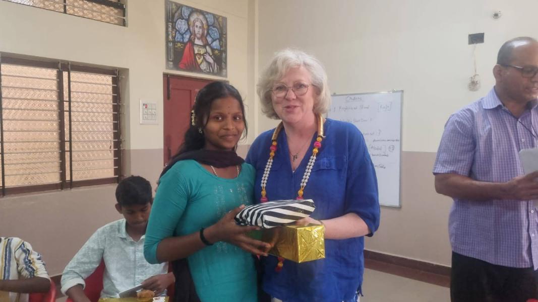 Geschenk voor adoptiemeisje uit Hospet © Katrien Vandenbroucke