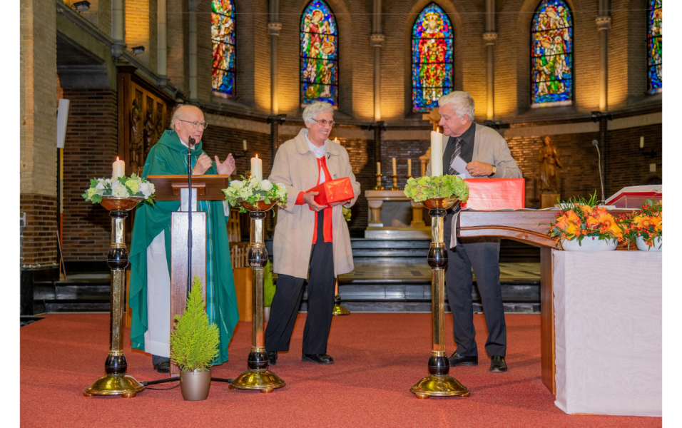 Overhandiging geschenken aan de jubilaris©Jan J. Holvoet 