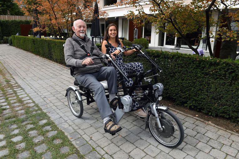 Leo introduceert fietsen in het WZC © WZC Dijlehof
