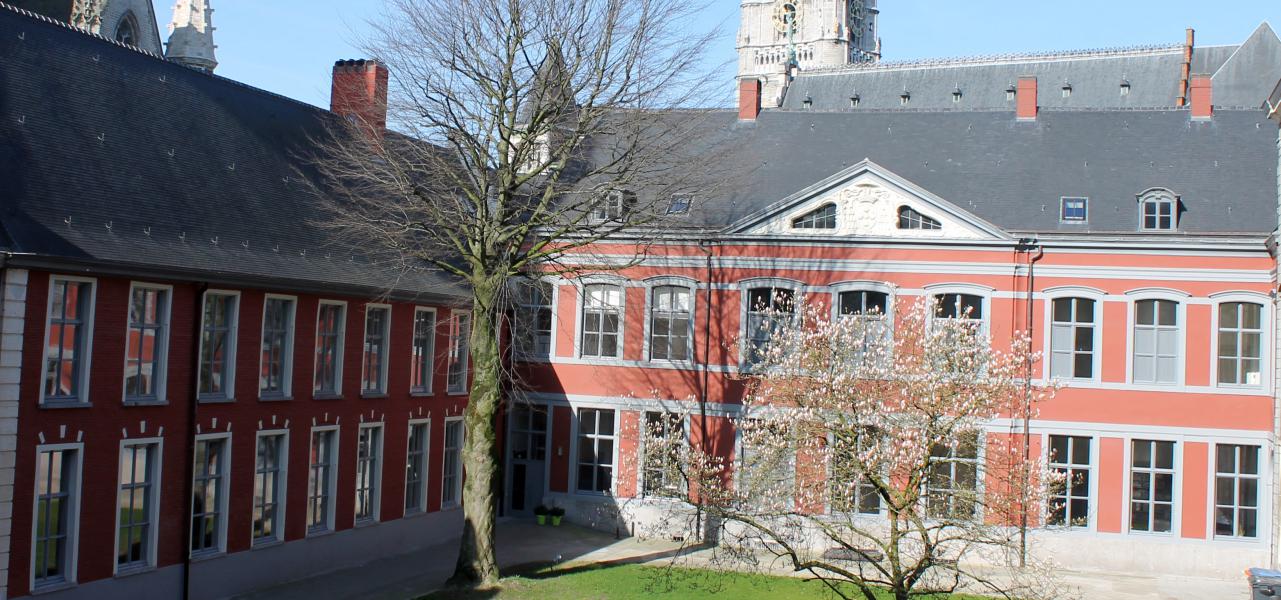 Na de voltooiing van de renovatie (2023) semi-publieke binnenplaats. 