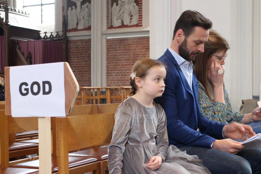 Het gezin van Paulien bij de doopvont © RvH