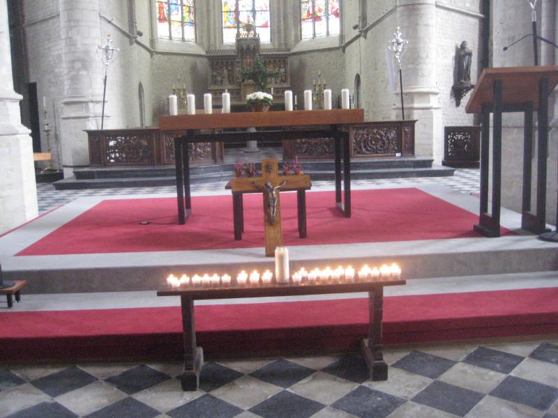 Ook in onze Machelse kerk plaatsten we onze kaarsjes bij het kruis.