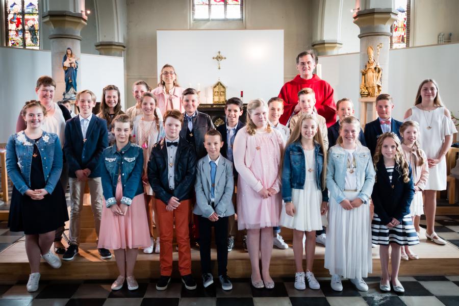 Groepsfoto vormselviering 2017 in de kerk van Keiem. 