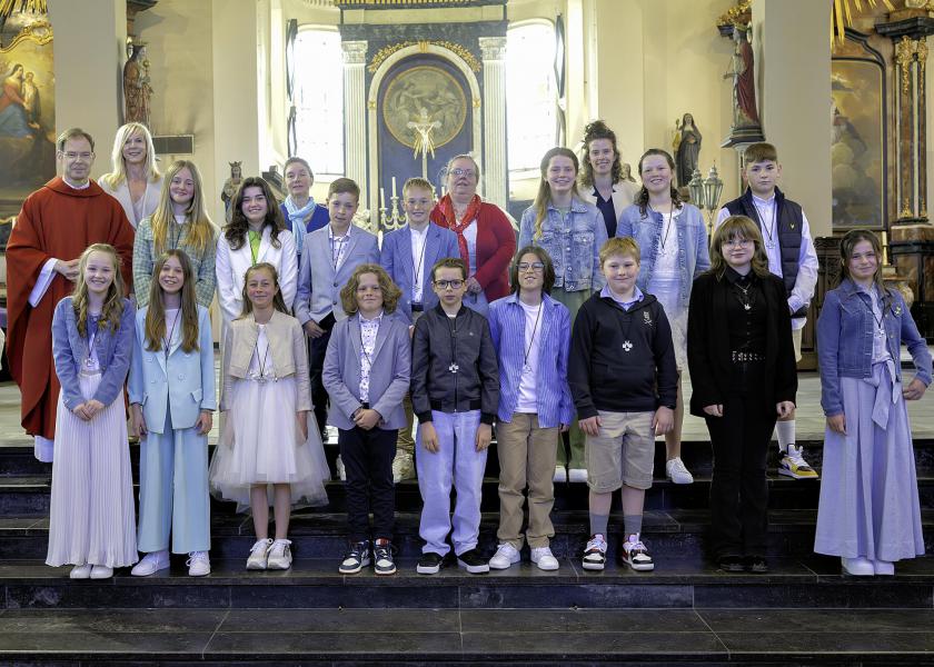 Groepsfoto van de vormelingen van de school "De Horizon" te Zwevezele 