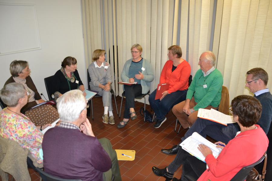 De gespreksgroep met Tine De Leeuw van de Sint-Michielsbeweging © Jeroen Moens