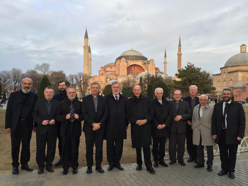 Groepsportret voor de Hagia Sophia in Istanbul.