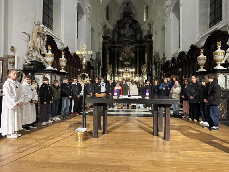 De vormselgroep van Denderwindeke ontving het vormselkruisjes tijdens een vrijdagavondviering in de Abdijkerk © Alexander Vandaele