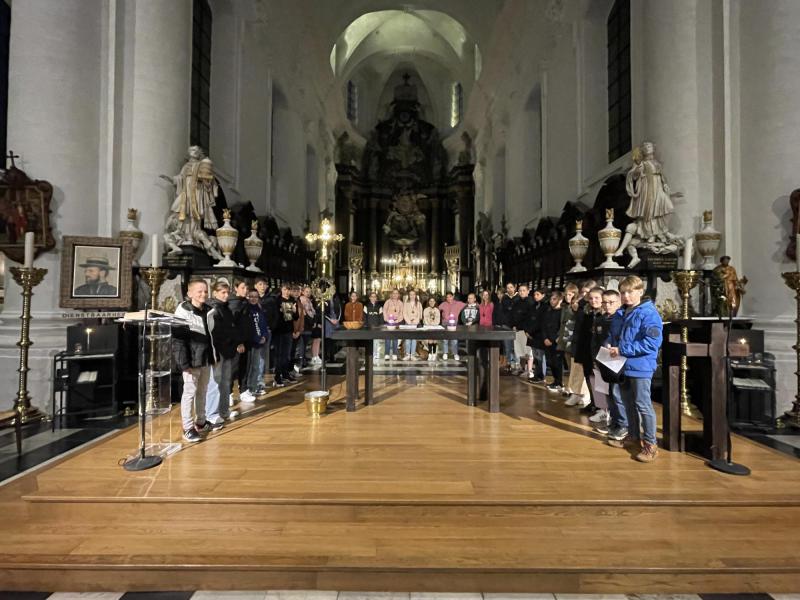 Iedere vrijdagavond in de Veertigdagentijd was er 'kruisoplegging'. Hier zie je de groep uit Meerbeke in de Abdijkerk © Alexander Vandaele