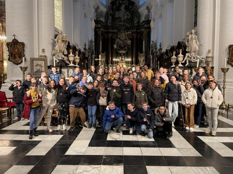 De vormelingen uit Ninove en Okegem ontvingen hun vormselkruisje op vrijdag 31 maart © Alexander Vandaele