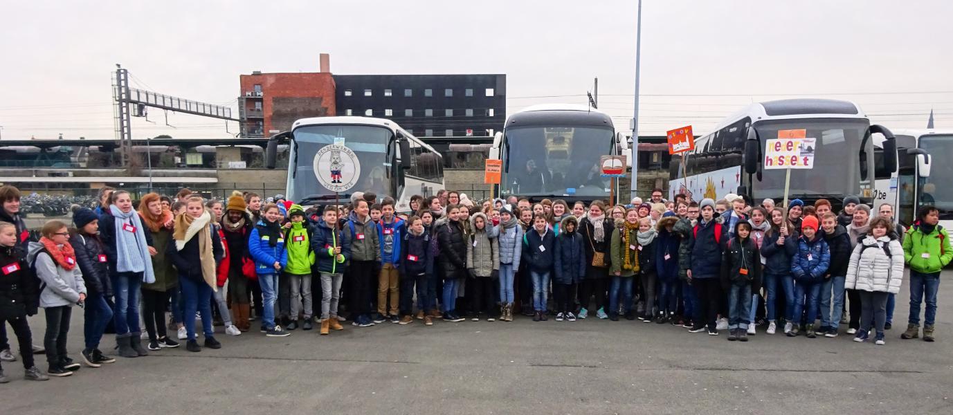 Vormelingen uit groot-Ninove nemen deel aan Bavodag © Dina Van Liedekerke