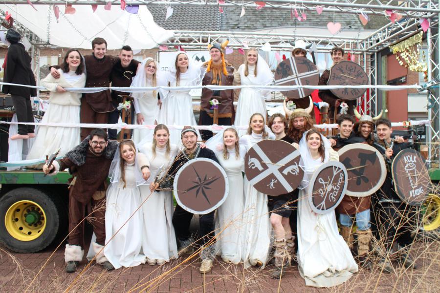 Bruidjes en Vikings, toegejuicht op een dorpsplein vol enthousiaste supporters © RvH