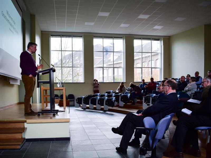 Piet Raes (links) stelt visie Grootseminarie Ten Duinen voor aan bisdommedewerkers © Sim D’Hertefelt - Bisdom Brugge