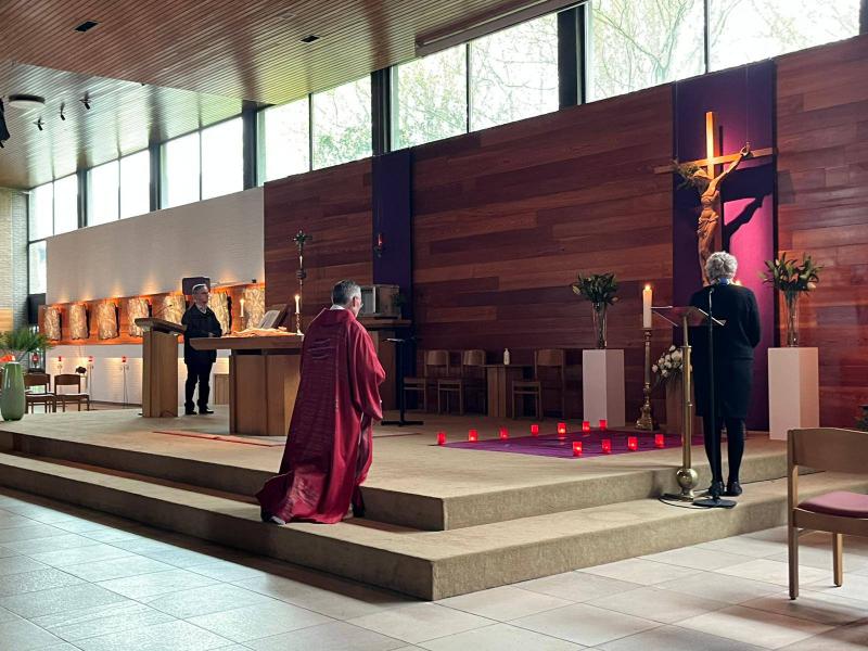 Diaken Jean-Yves knielt eerbiedig voor het kruis. 
