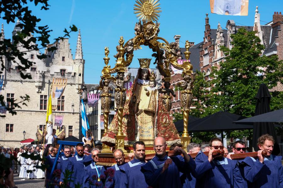 Hanswijkprocessie trekt door de straten van Mechelen (editie 2022) © Laurens Vangeel