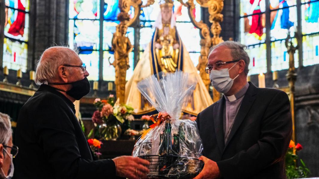 En ook Hugo Casaer had namens de ploeg van Alsemberg een presentje voor de bisschop en zijn vicariale raad: een mand vol producten uit de streek. © Laurens Vangeel