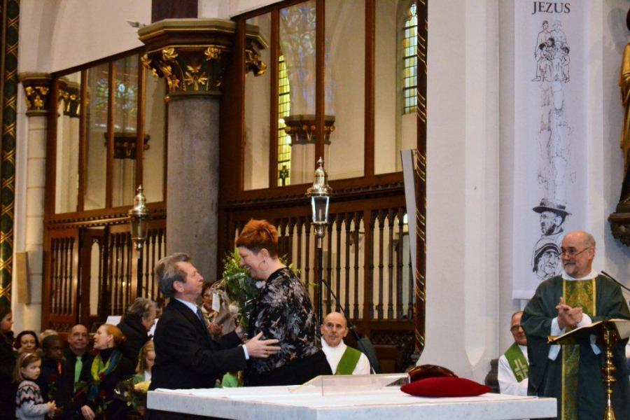 Bloemenhulde aan organiste Christina door de voorzitter van de Kerkfabriek © Urbain Van Kemseke