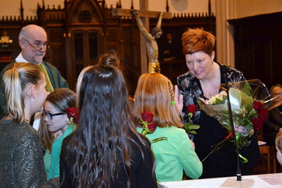 Bloemenhulde aan organiste Christina door het kinderkoor © Urbain Van Kemseke