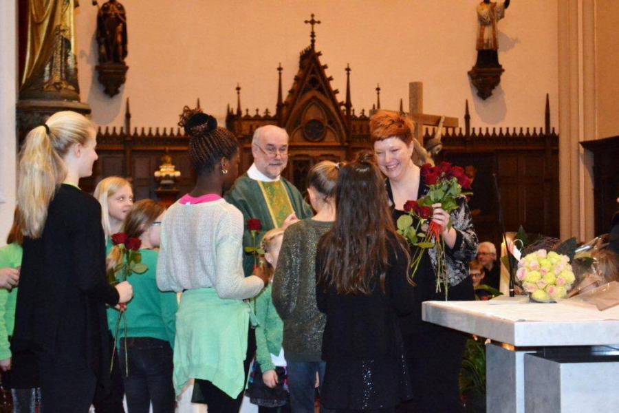 Bloemenhulde aan onze afscheidnemende organiste Christina door de kinderen van het kinderkoor © Urbain Van Kemseke