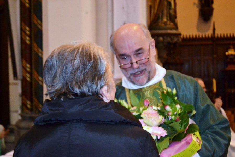 Julienne Van Kemseke werd hier ook bedankt door pastoor Marc Van Steen voor haar drijvende kracht in de verschillende werkgroepen van onze parochie. © Urbain Van Kemseke