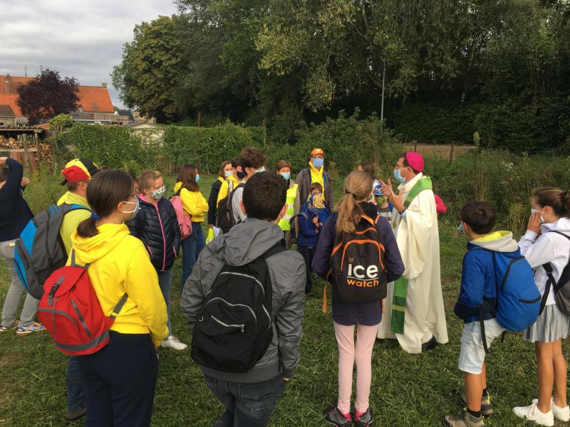 Een vakantiebabbel met bisschop Lode © Martijn van Hove
