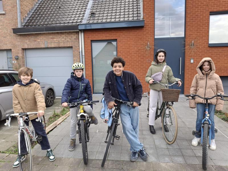 Vormelingen staan klaar om de enveloppes te bussen © Nico Decoutere