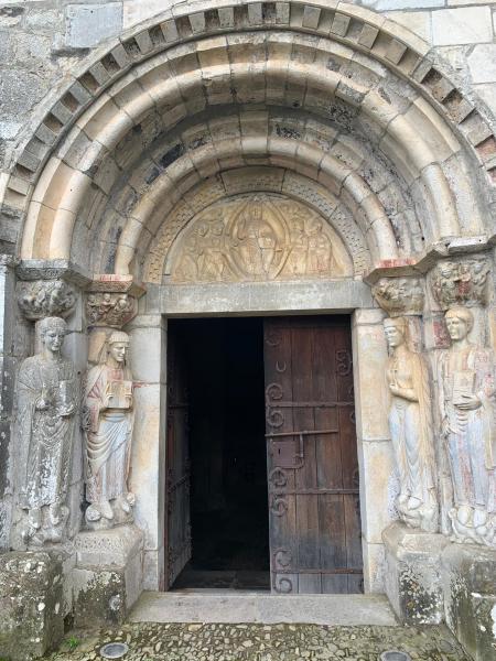 Ingang basiliek Saint-Just in Valcabrère © Bedevaarten bisdom Gent, foto: Jonathan Beyaert 