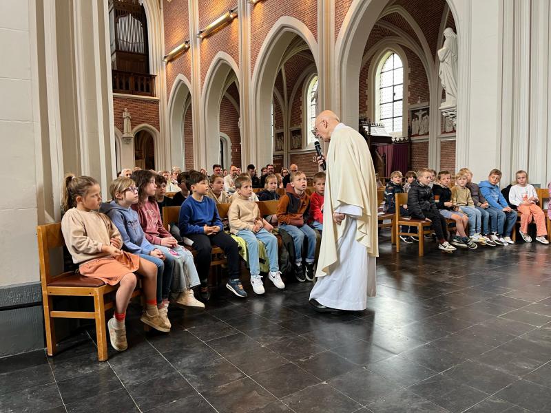 Priester Jef polst of de eerste communicanten goed geluisterd hebben © RvH