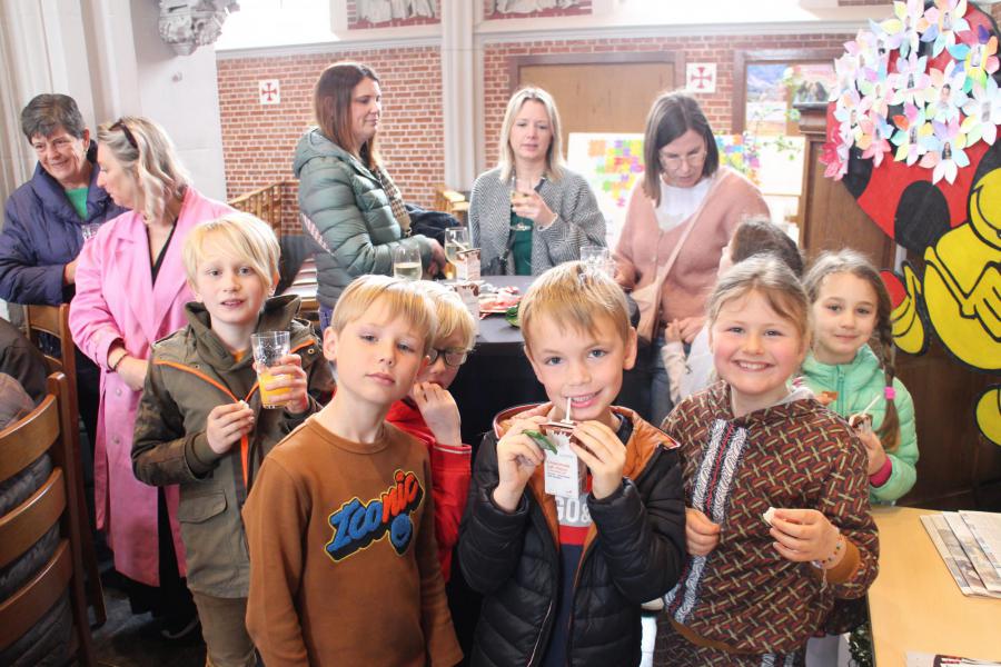 Communicanten die uitkijken naar het groet feest © RvH