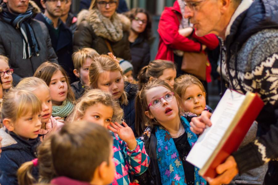 Na de eucharistie krijgen de eerstecommunicanten in spe nog een Bijbelse catechese. © Karel Van de Voorde