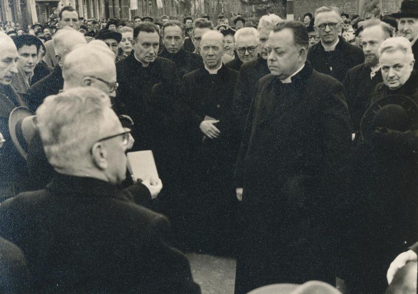 Deurnepastoor Frans Vetters in het midden bij de inhaling van pastoor Simons in OLV Middelares in 1953   © archief OLV Middelares