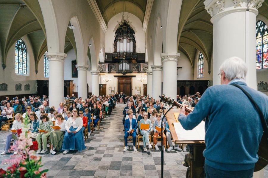 Luc begeleidt de liederen op gitaar © Inneke Gebruers