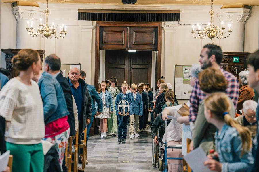 Het bijbelboek wordt aangebracht © Inneke Gebruers