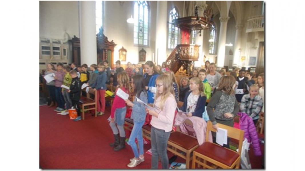 Voor de viering leren we een lied aan onder leiding van Eefje en Rigo © Kerk Stekene en Sint-Gillis-Waas