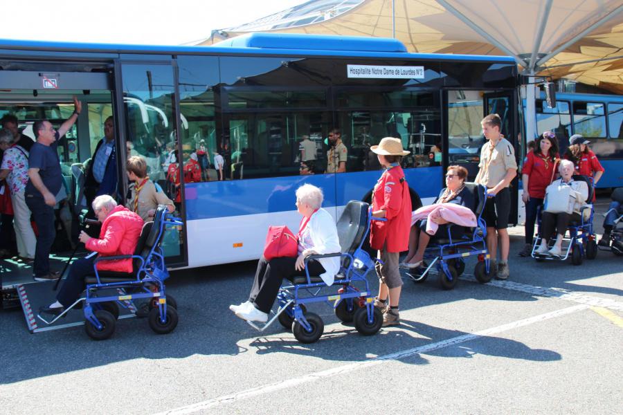 Bussen brengen in Lourdes de bedevaarders naar het accueil  © Bedevaarten Bisdom Gent