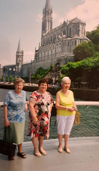 Jacqueline, 1ste van links 
