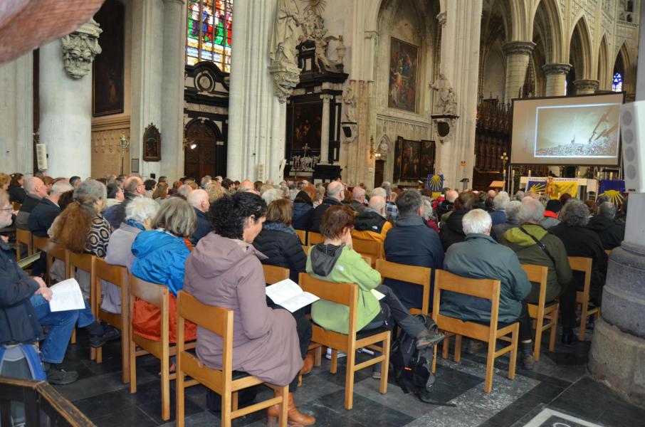 ook familieleden, vrienden en sympathisanten van de kandidaat-bedevaarders waren uitgenodigd © Vlaams Compostelagenootschap/Mariëlle Nelissen