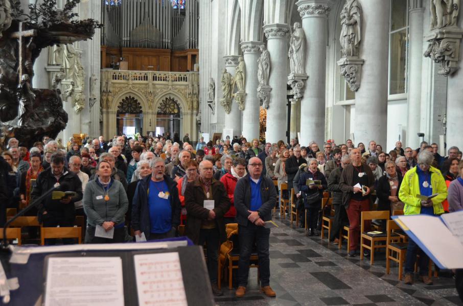 De pelgrimszegen van het Compostelagenootschap in de Sint-Romboutskathedraal  © Vlaams Compostelagenootschap/Mariëlle Nelissen