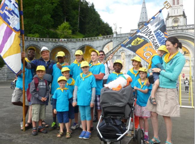 jongeren in Lourdes met Falo © Kerk Stekene en Sint-Gillis-Waas