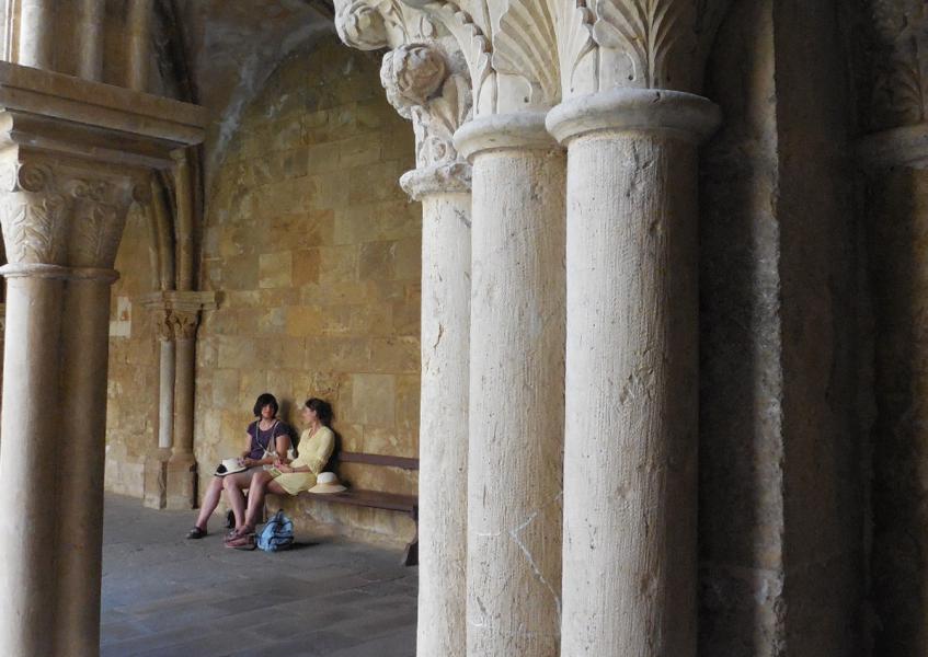 Gesprek in de kloostergang van de kathedraal van Coimbra © IJD-Jongerenpastoraal Vlaanderen, foto: Joris Polfliet