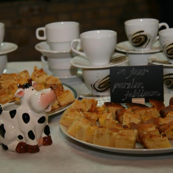 De eerste zondag van de maand: tijd voor ontmoeting bij een kopje koffie achteraan in de Sint-Hadrianuskerk. Op de eerste zondag van juli 2019: jubileumkoekjes! © Federatie Krekedal Kortemark