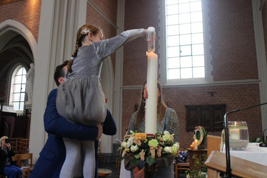De doopkaars wordt aangestoken © RvH