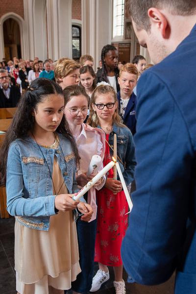 De doopkaarsen worden aangestoken 