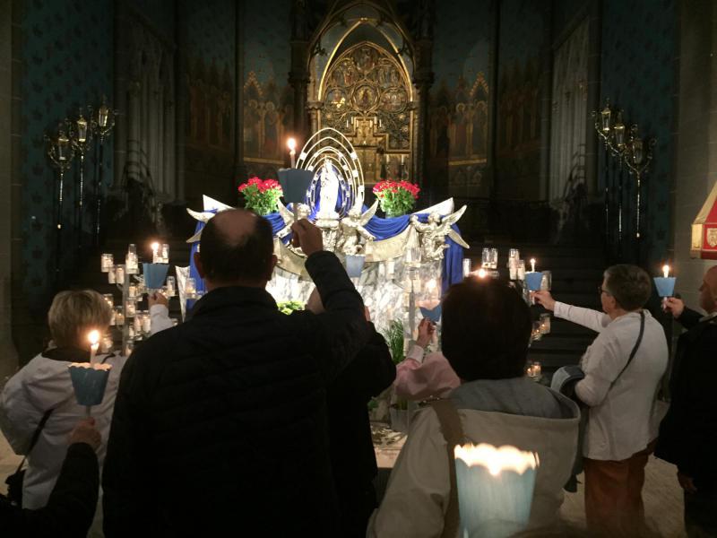 Kaarsenprocessie binnen door regenweer. © bedevaartsoord