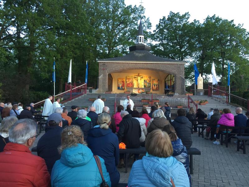 kaarsenprocessie rosarium © bedevaartsoord