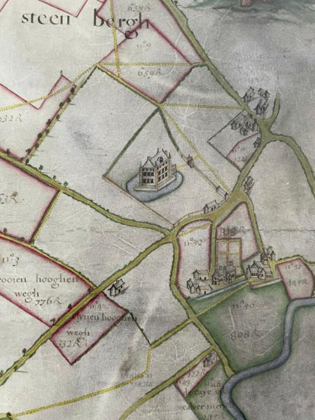 Detail uit een kaart van Joos De Deken (1745; naar de foto in J. Ockeley, Kaartboek) met onderaan rechts de Dender; daarboven van rechts naar links de parochiekerk van Pamel, de pastorie met tuin, en drie hoevegebouwen. © Jaak Peersman