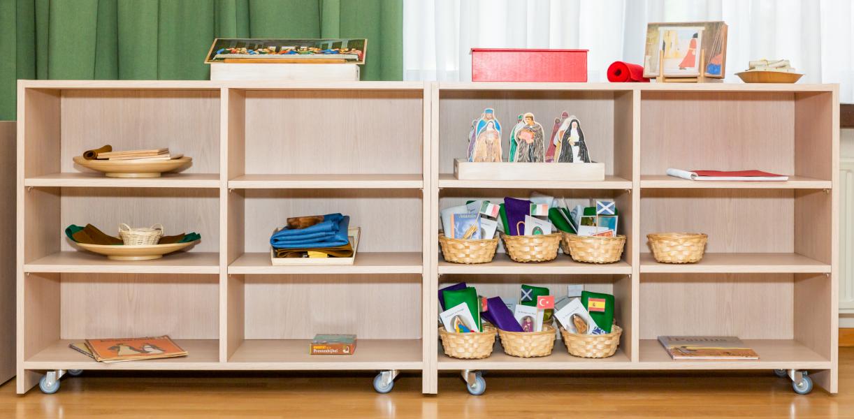 Kast met heilige verhalen (NT) in de Godly Play ruimte van internaat Kinderland in Kortrijk © Virginie Tijtgat