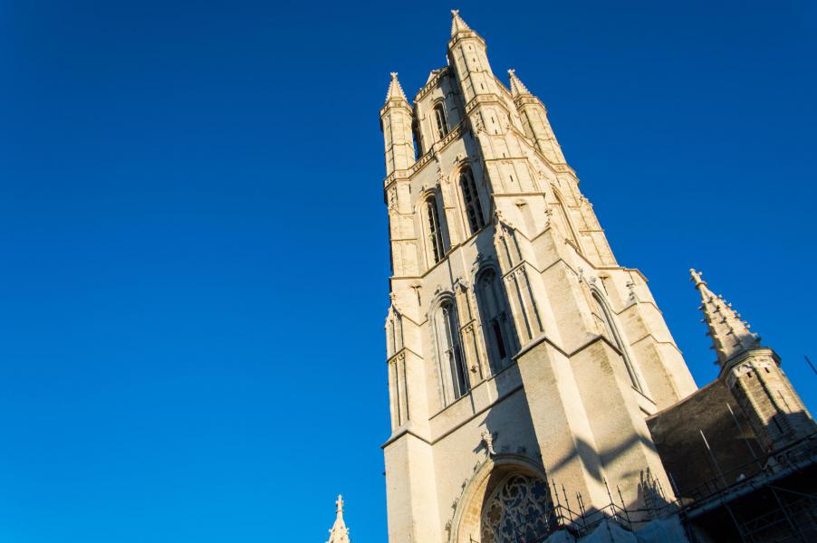 Toren van Sint-Baafs na restauratie © Bisdom Gent, foto: Karel Van de Voorde