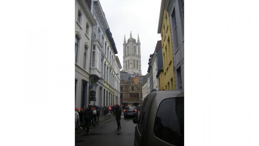 In een lange stoet door de stad Gent. © Lucrèce